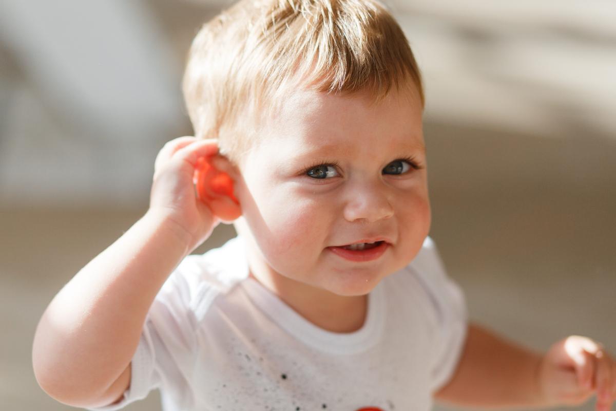 Mi bebé se toca mucho la oreja ¿es normal?