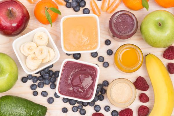 Recettes pour les bébés de 9 mois - Porridge aux pêches et aux fruits rouges