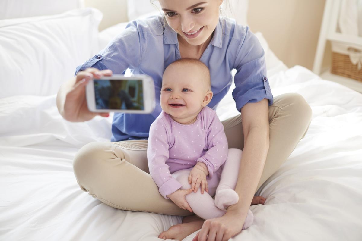 ¿Se le puede sacar fotos con flash a los bebés?
