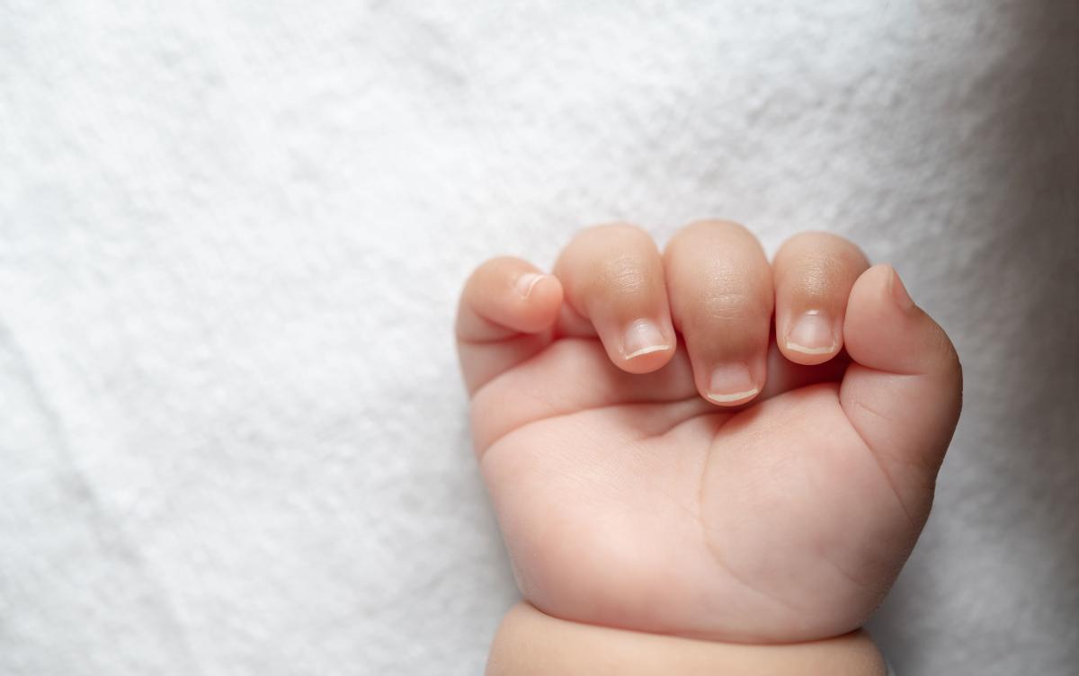Por qué los bebés nacen con las uñas moradas