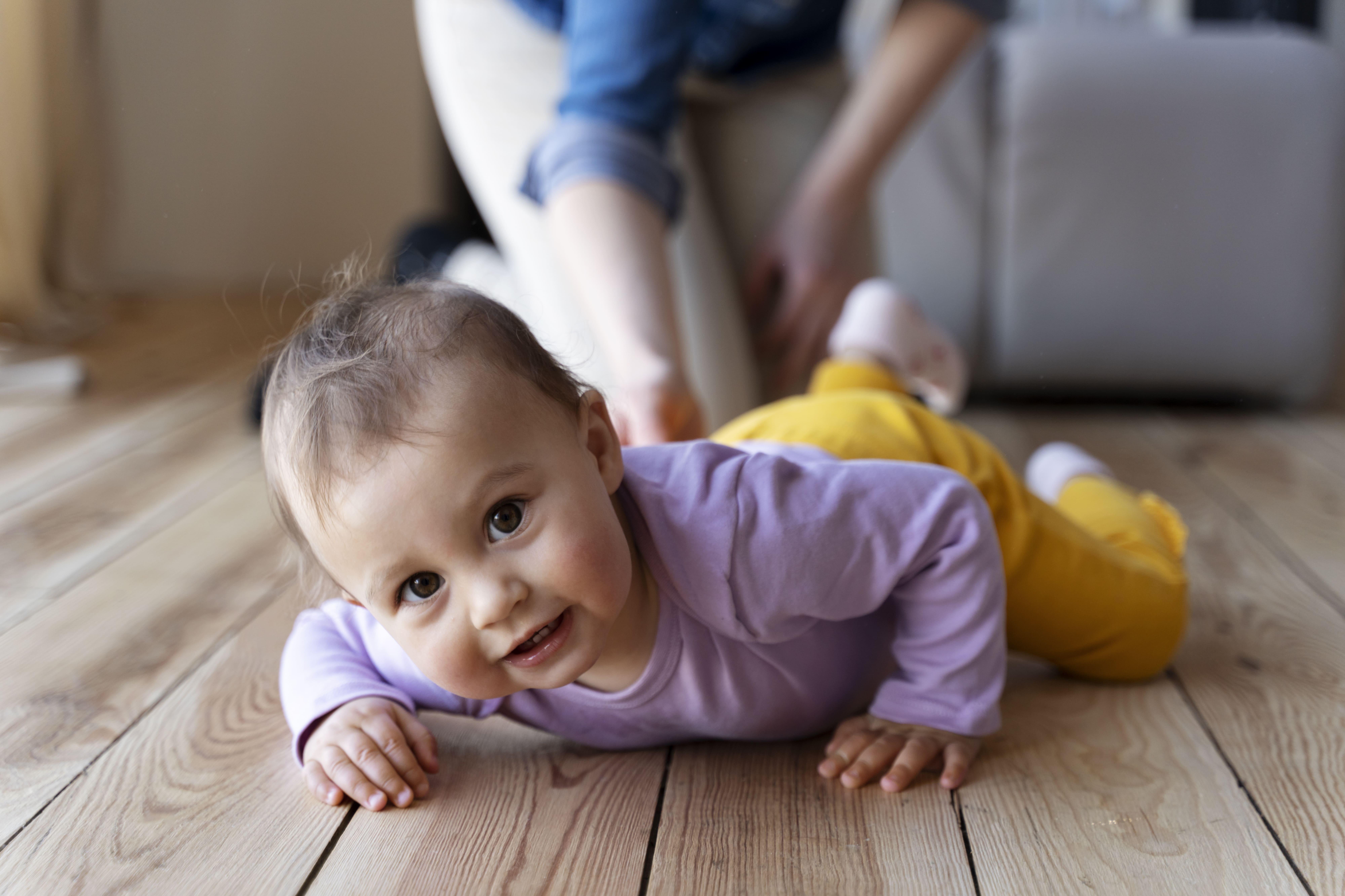 Mi bebé se ha caído de la cama, ¿debo preocuparme?