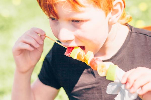 Brochetas de fruta para niños