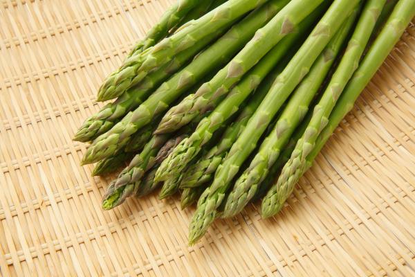 30 Alimentos ricos en ácido fólico para el embarazo - Espárragos