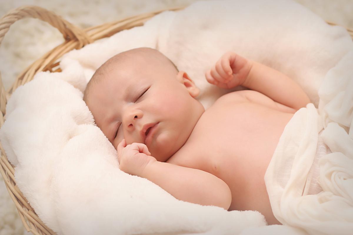 Mi bebé suspira mucho cuando duerme, ¿es normal?