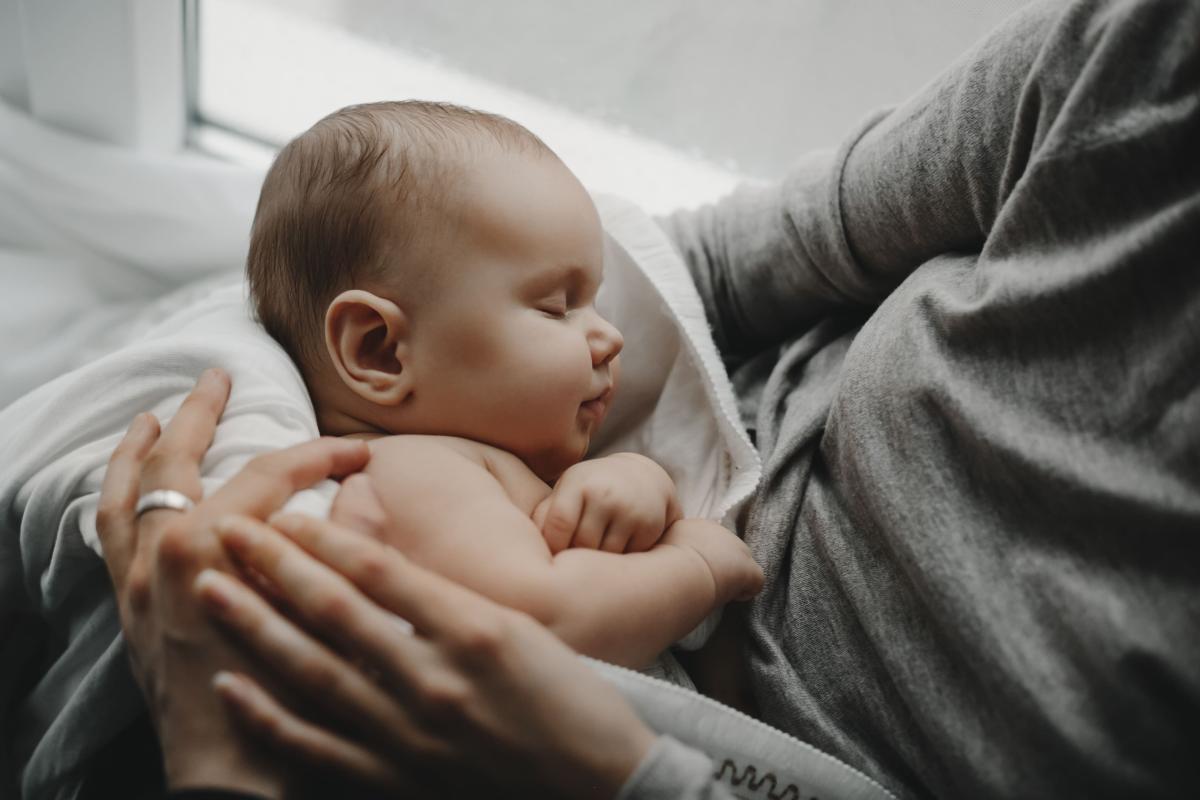 Por qué los bebés se duermen con el movimiento