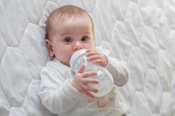 ¿Los bebés pueden beber agua? - ¿Se le puede dar agua a un bebé de 1-4 meses?
