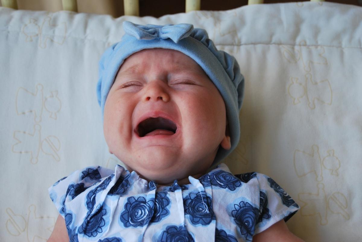 Mi bebé llora todo el tiempo que está despierto: por qué y qué hacer