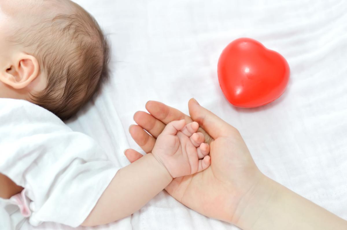 Por qué no besar las manos de los bebés