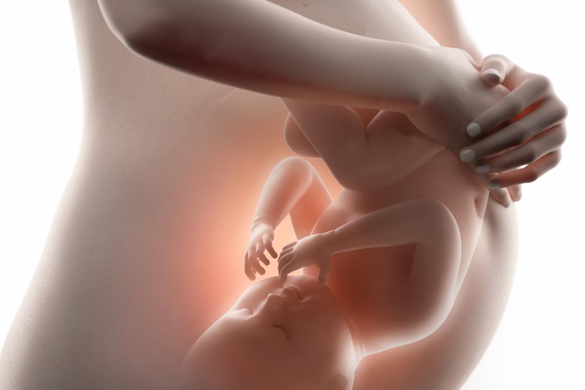 Mi bebé se mueve mucho en la barriga, ¿es normal?