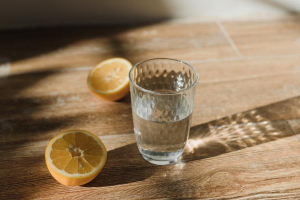 Remedios caseros para bajar la barriga después del parto - Beber agua con limón en ayunas
