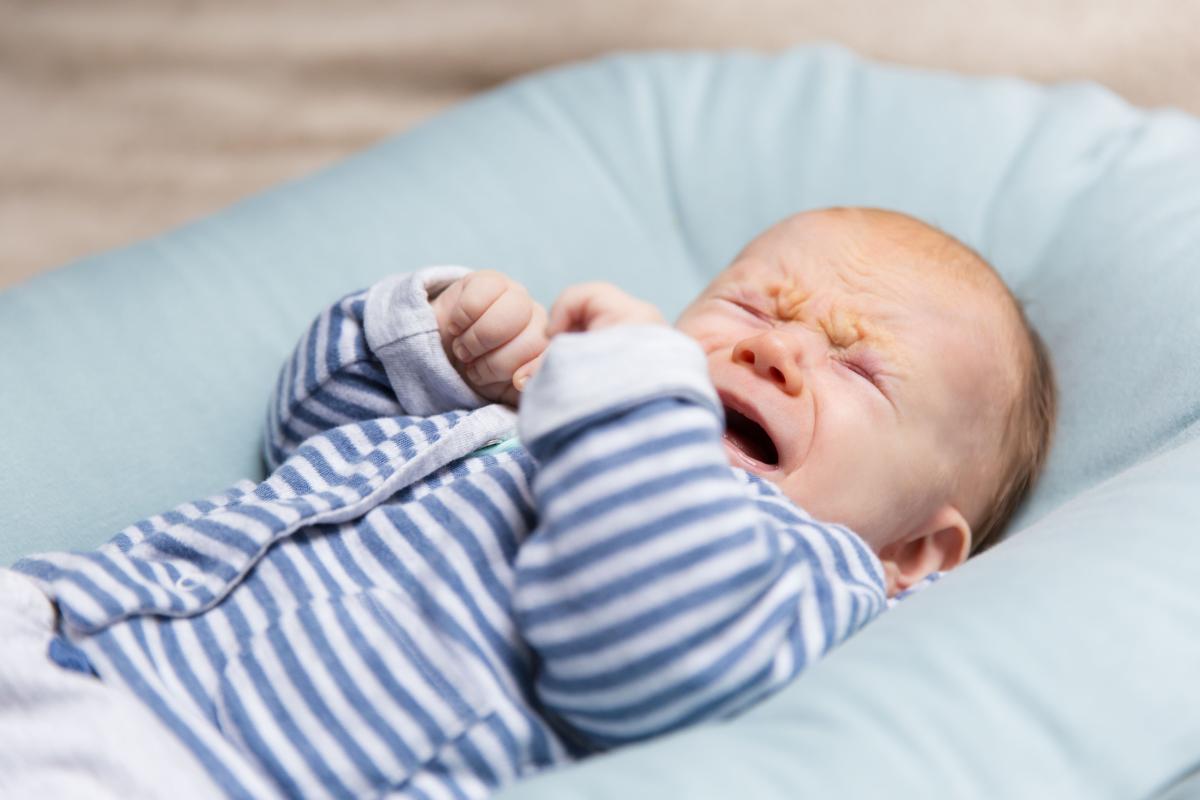 Por qué mi bebé llora de sueño pero no se duerme