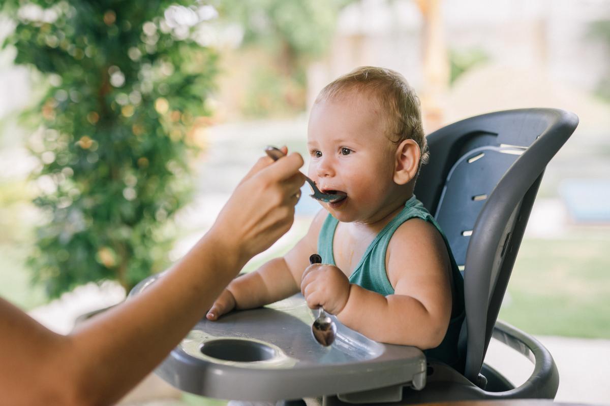 Qué hacer si mi bebé solo quiere pecho y no comida