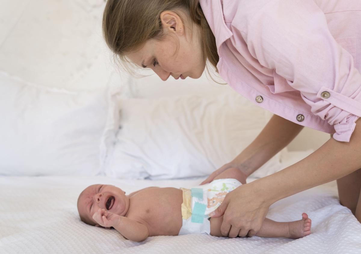 Mi bebé hace caca cada vez que come, ¿es normal?
