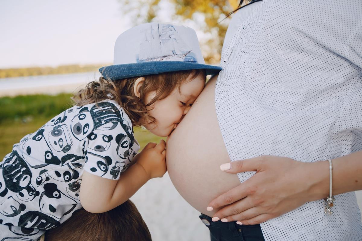 Estoy embarazada y mi hijo no se me despega, ¿es normal?