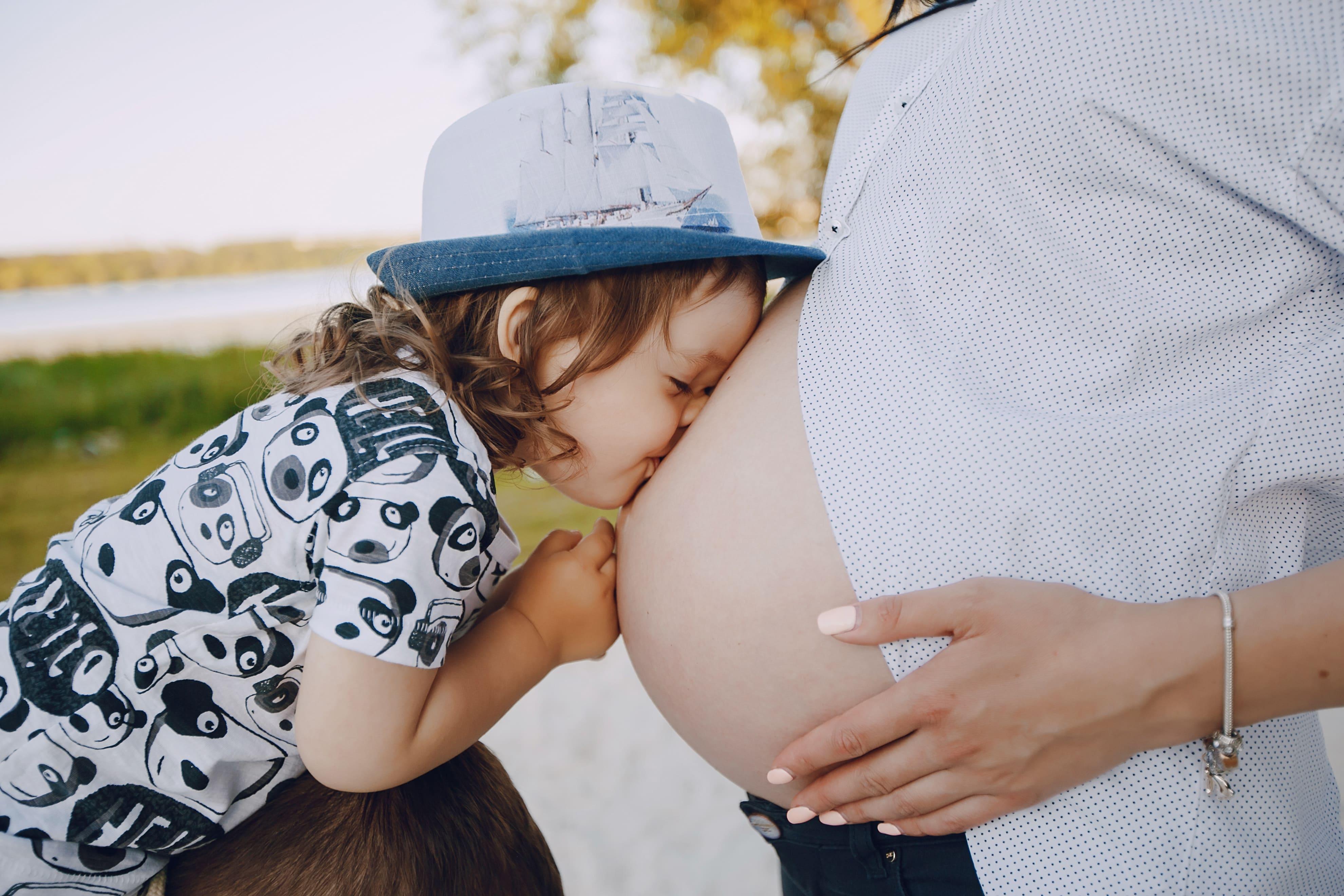 Estoy embarazada y mi hijo no se me despega, ¿es normal?