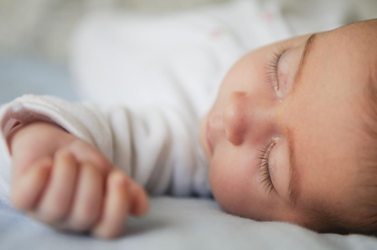 Cuando mi bebé respira se escuchan flemas, ¿debo preocuparme?