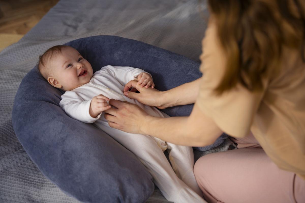 Por qué mi bebe se golpea la barriga y qué hacer