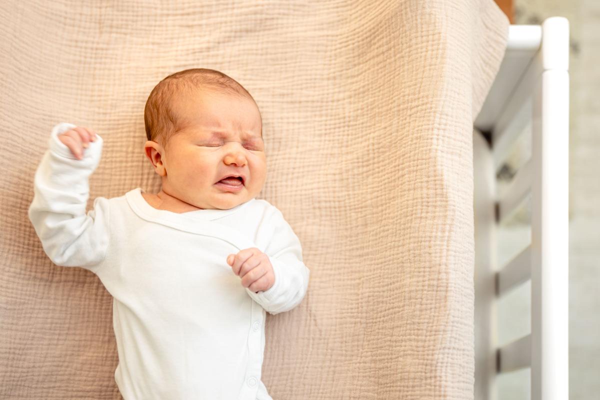 Mi bebé hace ruidos como si le faltara el aire: por qué y qué hacer