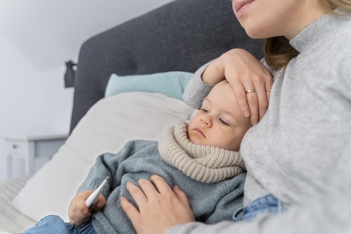 Mi bebé tiene fiebre por los dientes, ¿es normal?