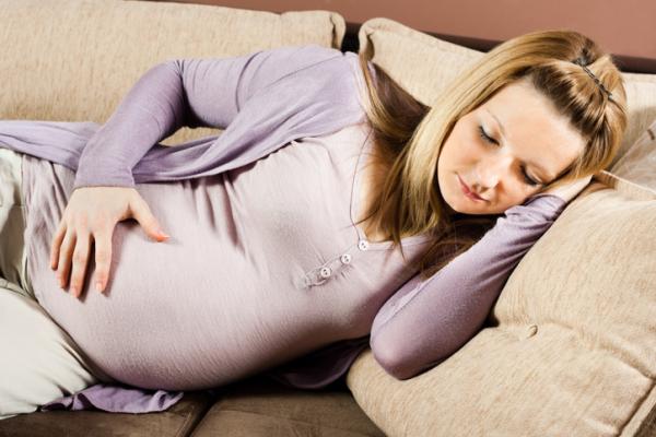 Cuál es la mejor postura para dormir embarazada - Semi sentada con ayuda de cojines