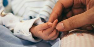 Cólicos y reflujo: cuándo las molestias del bebé requieren atención
