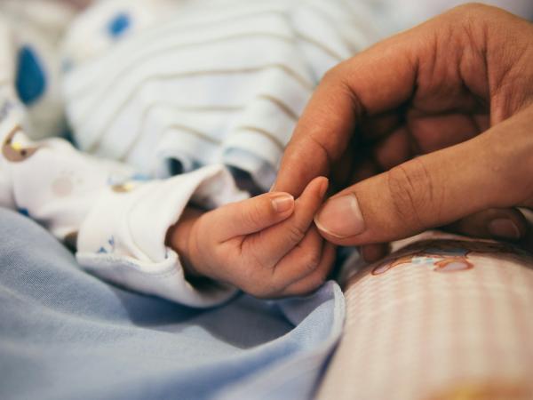 Cólicos y reflujo: cuándo las molestias del bebé requieren atención