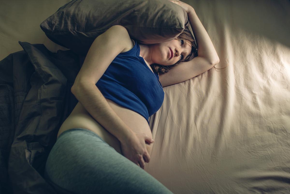 ¿Es normal tener la barriga de embarazada más grande por la noche?