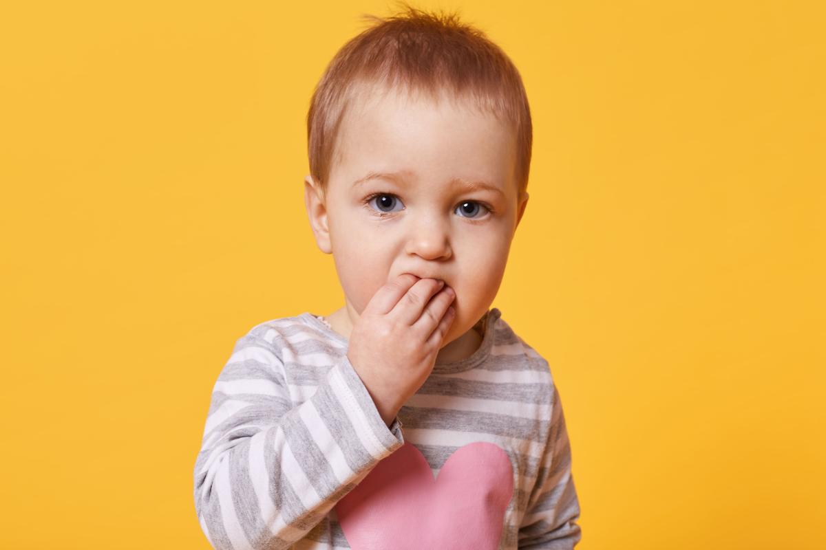 Por qué a mi bebé le huele mal la boca y qué hacer