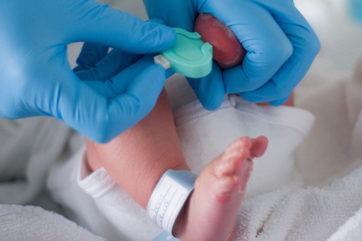 Qué es la prueba del talón en bebés y qué enfermedades detecta