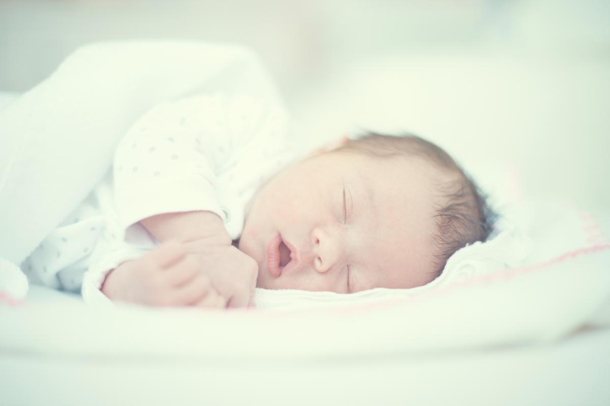 ¿Debo preocuparme si mi bebé duerme con la boca abierta?
