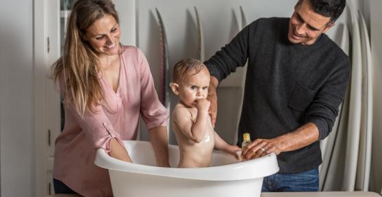 Cómo bañar a un bebé en un plato de ducha