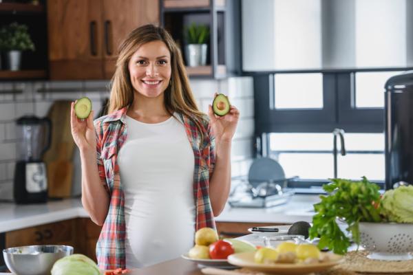 Beneficios de comer aguacate en el embarazo - Aporta vitaminas del grupo B
