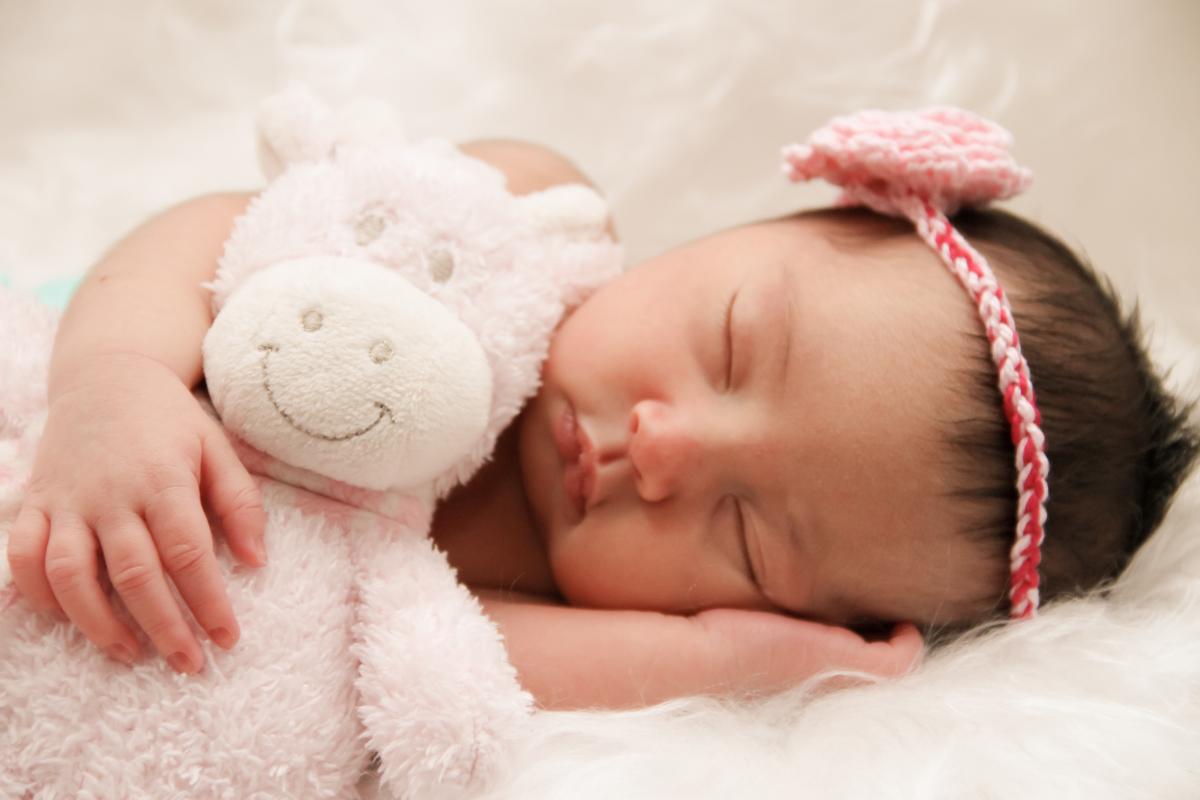 Mi bebé se pone de lado para dormir: ¿es normal?