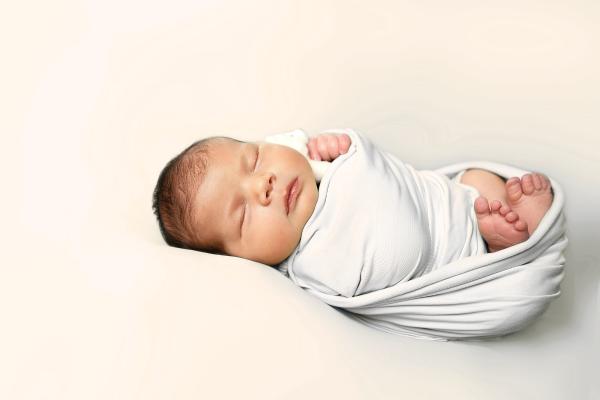 Cómo quitar cólicos en bebés recién nacidos: técnicas y trucos - Envolverlo