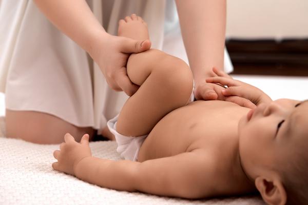 Cómo quitar cólicos en bebés recién nacidos: técnicas y trucos - Masaje abdominal y los movimientos de piernas