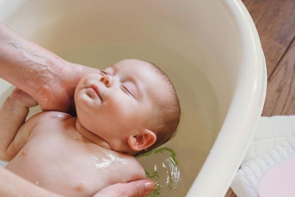 Cómo quitar cólicos en bebés recién nacidos: técnicas y trucos - Un baño tibio y relajante
