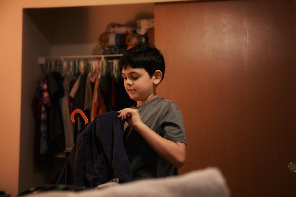 A mi hijo le molesta la ropa: causas y qué hacer