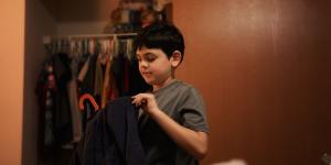 A mi hijo le molesta la ropa: causas y qué hacer
