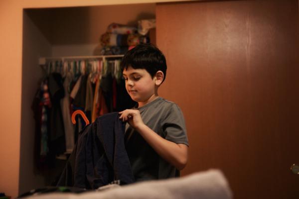 A mi hijo le molesta la ropa: causas y qué hacer