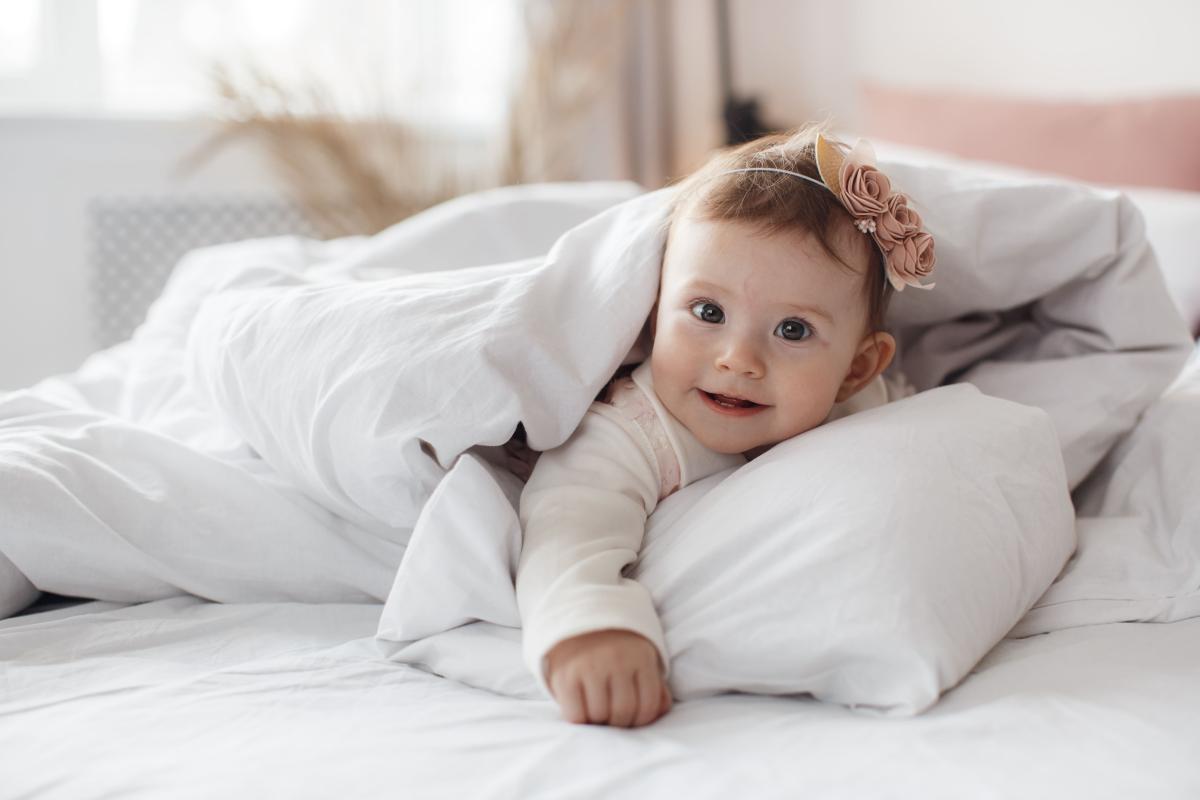 ¿Puede mi bebé dormir con almohada?