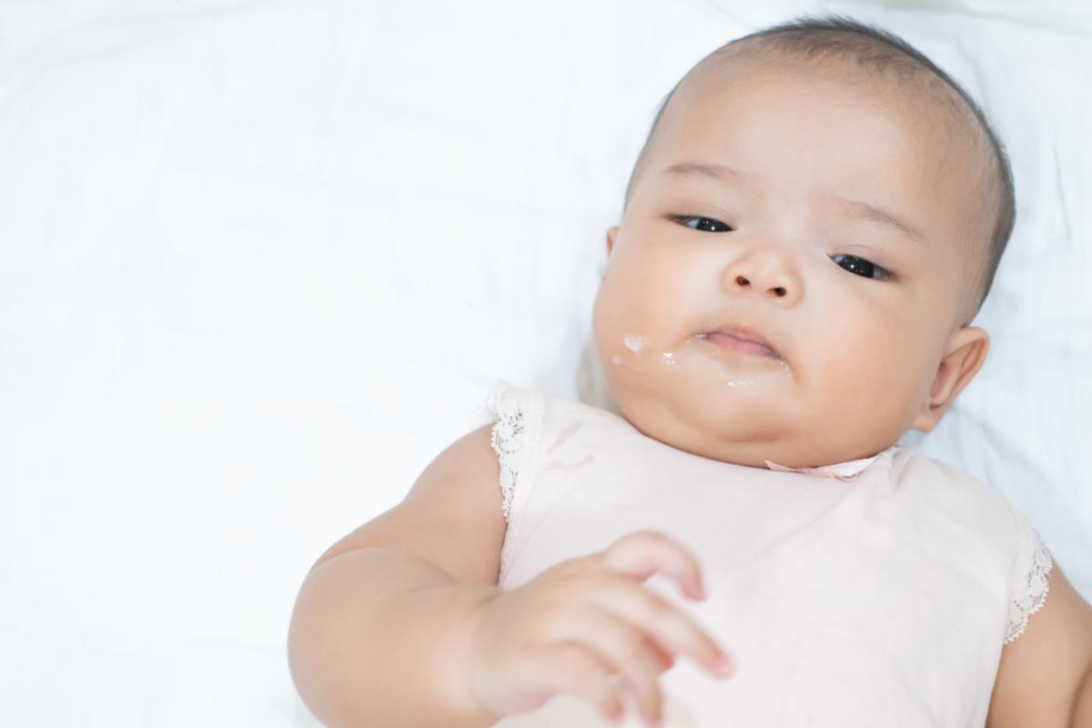 Por qué mi bebé regurgita y quiere seguir comiendo