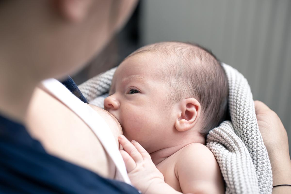 Mi bebé tarda una hora en tomar el pecho: por qué y qué hacer