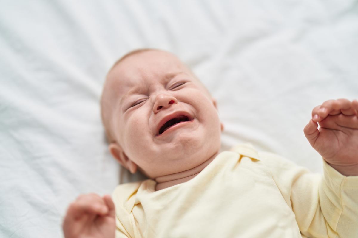Por qué mi bebé se enfada para dormir