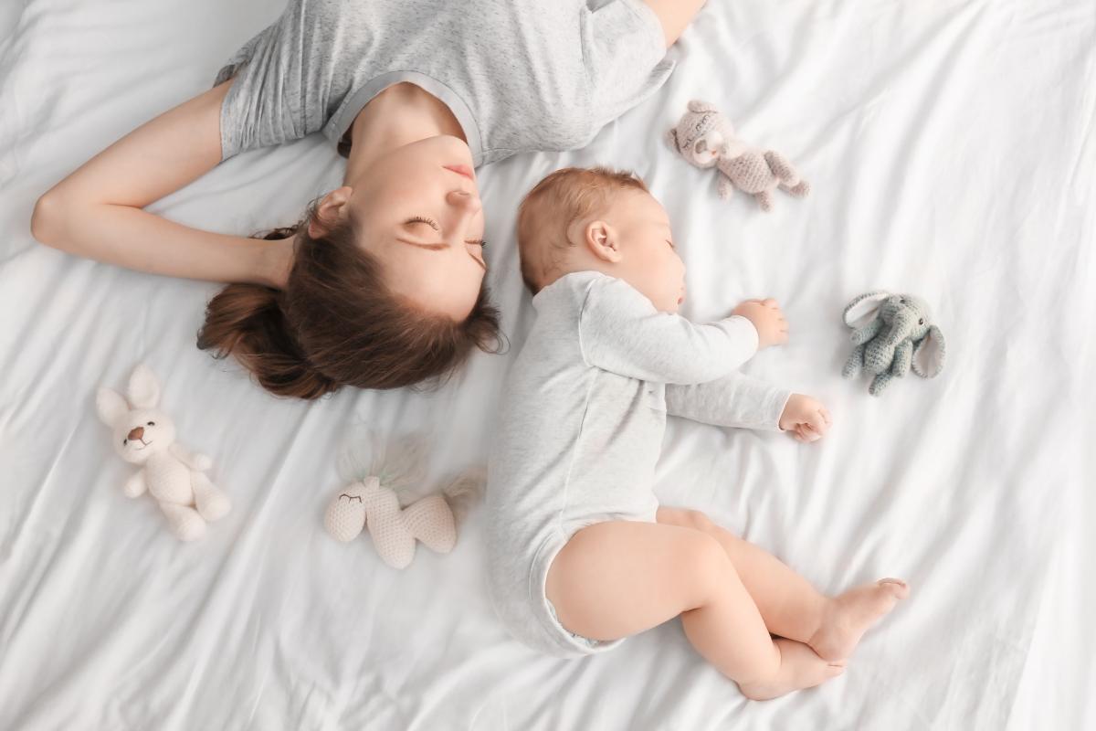 Mi bebé no quiere dormir tapado: por qué y qué hacer